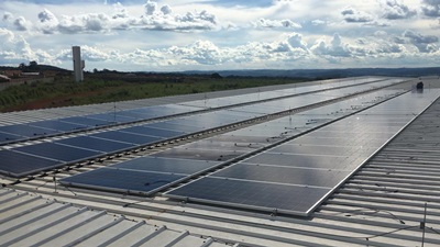 Placas solares instaladas no telhado de um dos galpões do Câmpus